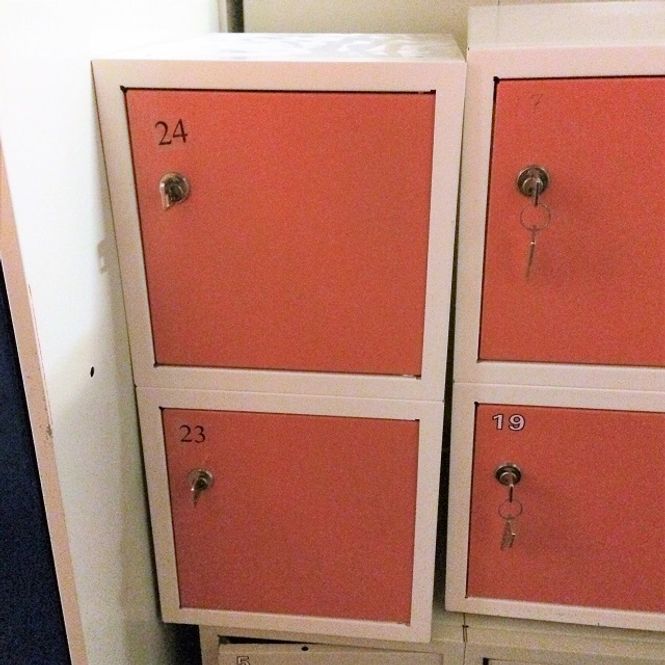 Huvudbild Småfacksskåp 2 dörrar vit/rosa - begagnat