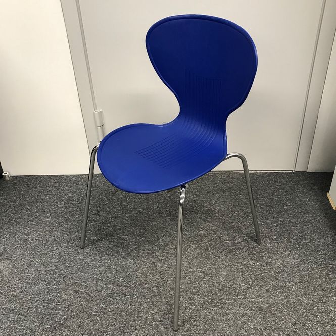 Huvudbild Stol blå plast stapelbar - begagnad