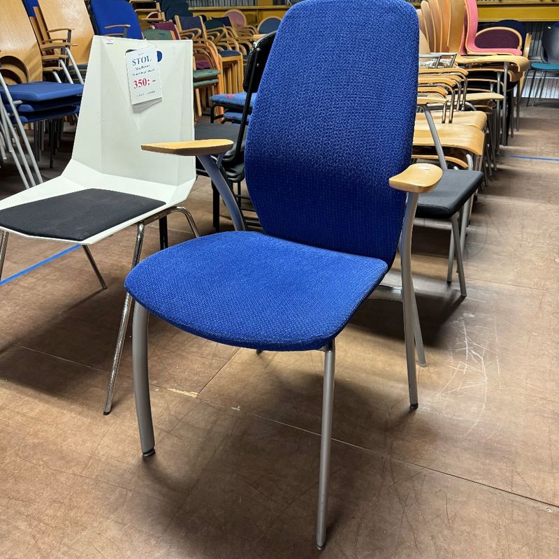 Karmstol Kinnarps blå - begagnad